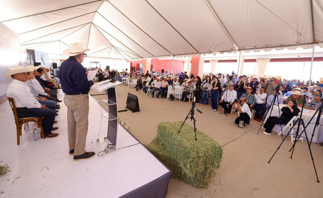 El gobernador Rubén Rocha Moya entregó este viernes un paquete de equipamiento valuado en 10 millones de pesos
