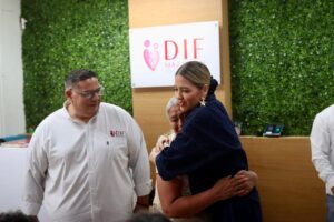 Estrella Palacios entrega apoyos por discapacidad en Mazatlán