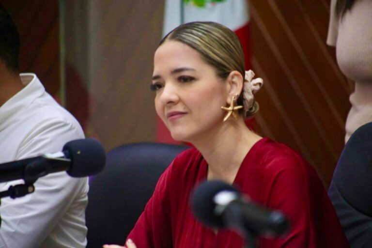 Cabildo de Mazatlán honra a 3 maestros